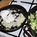 na patelni przygotowywana jest zasmażka do kapusty