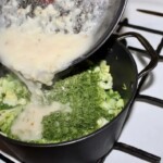 wlewanie zasmażki do białej duszonej kapusty