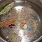 w garnku gotuje się kwaśna zalewa octowa do śledzi