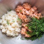 w misce znajduje się ryż i mięso mielone na klopsy drobiowe