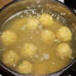 w garnku gotują się klopsy rybne