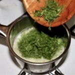 przygotowanie sosu koperkowego w garnku