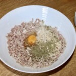 Kotleciki z dorsza z boczkiem w sosie kaparowym