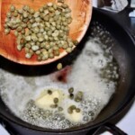 przygotowanie sosu kaparowego na patelni