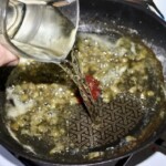 przygotowanie sosu kaparowego na patelni