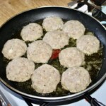 Kotleciki z dorsza z boczkiem w sosie kaparowym