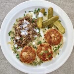 Kotleciki z dorsza z boczkiem w sosie kaparowym