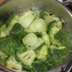 w garnku gotują się różyczki brokuła