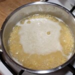 w garnku gotuje się kasza jaglana