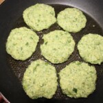 na patelni smażą się Kotlety z brokuła z kaszą jaglaną