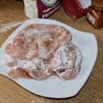 kotlety z indyka na talerzu