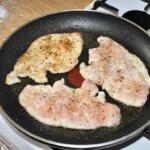 kotlety z indyka smażą się na patelni