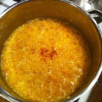w garnku gotuje się ryż z szafranem