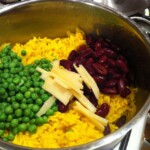 kolorowy ryż z warzywami w garnku