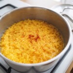 ryż ugotowany w garnku razem z szafranem