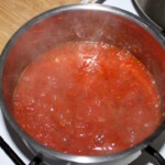 w garnku gotuje się sos pomidorowy