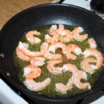 obrane krewetki smażą się na patelni na oliwie