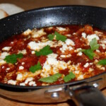 Krewetki saganaki z pomidorami i serem feta na patelni