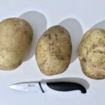 trzy duże podłużne ziemniaki