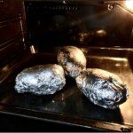 ziemniaki w folii aluminiowej pieką się w piekarniku