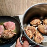 kawałki kurczaka smażą się na patelni i w garnku