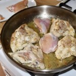 na patelni smażą się udka z kurczaka