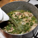 w garnku gotuje się kurczak w kawałkach