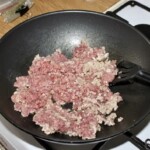 na patelni smaży się mielone mięso