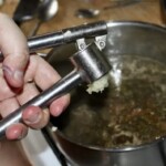 ząbek czosnku wyciskany jest przez praskę