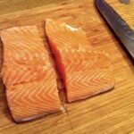 dwa kawałki fileta w łososia