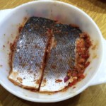 łosoś pieczony dwa kawałki w misce