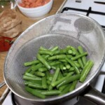ugotowana zielona fasolka szparagowa na sicie