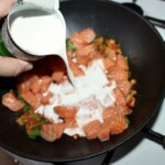 Łosoś w mleku kokosowym na patelni smaży się