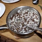 w garnku znajduje się ugotowany ryż oraz brązowa soczewica