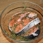 dwa dzwonka łososia marynują się w szklanym naczyniu