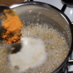 w garnku gotuje się bulgur