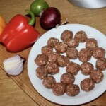 klopsiki jagnięce z surowego mięsa leżą na talerzu