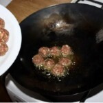 na patelni smażą się klopsiki jagnięce