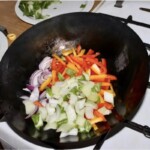 pokrojone warzywa smażą się na patelni