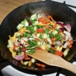 pokrojone warzywa smażą się na patelni
