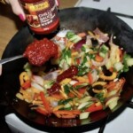 Makaron po chińsku smaży się na patelni