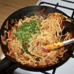 Makaron po chińsku z klopsikami