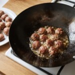 klopsiki mięsne smażą się w woku
