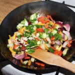 makaron po chińsku z klopsikami na ostro w trakcie przygotowania