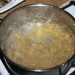 w garnku gotuje się makaron penne