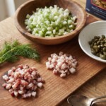 makaron z boczkiem fenkułem i kaparami składniki pokrojone