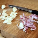 obrane ząbki czosnku na desce kuchennej