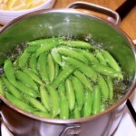 w garnku gotuje się groszek cukrowy