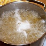 w garnku gotuje się makaron