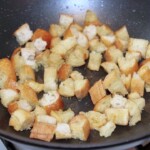 na patelni wok smażą się grzanki z chleba